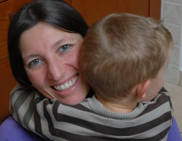 Gelukkig moeder haar zoon hug — Stockfoto