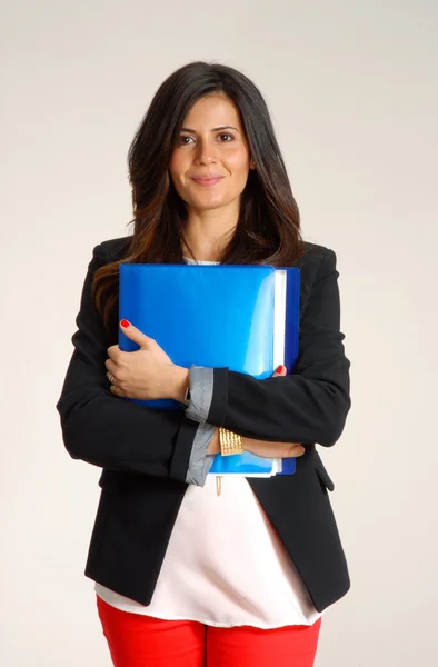 Hermosa joven sosteniendo una carpeta azul . — Foto de Stock