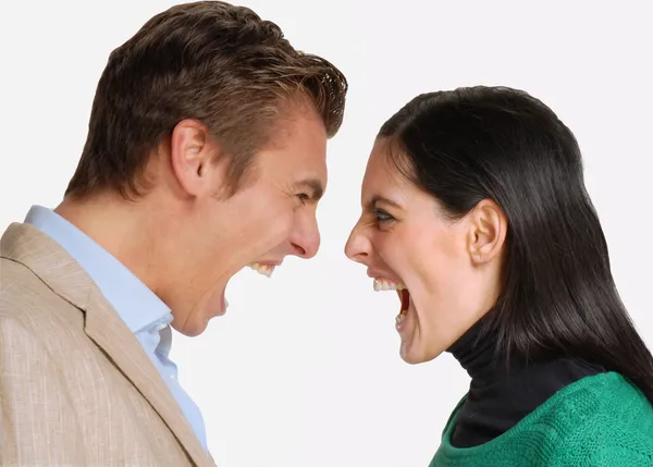 Raiva jovem casal lutando e gritando.Grito disputa — Fotografia de Stock