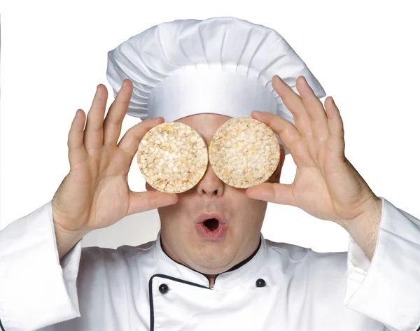 Chef engraçado segurando dois copos de biscoito de arroz — Fotografia de Stock