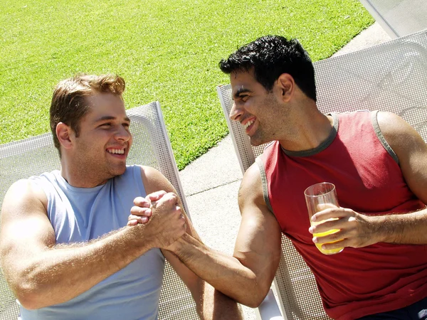 Amigos latinos desfrutando na piscina . — Fotografia de Stock