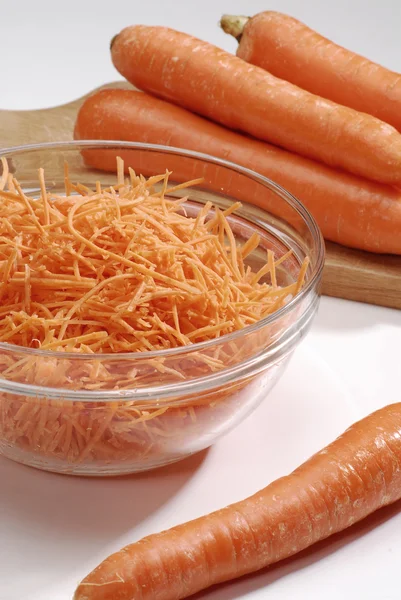 Frische Möhren in Glasschüssel und Karotten. frische Karotte in Glasschale und Rucola. — Stockfoto