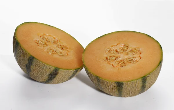 Eine halbe Melone isoliert auf weißem Hintergrund. — Stockfoto