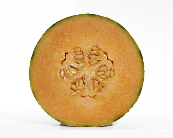 En halv melon isolerad på vit bakgrund. — Stockfoto