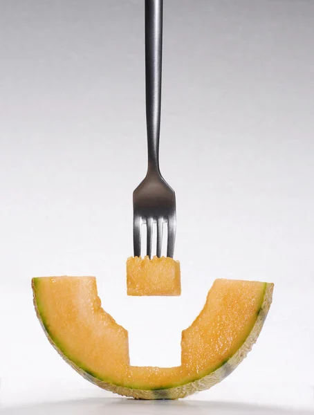 Segment van meloen en een vork — Stockfoto