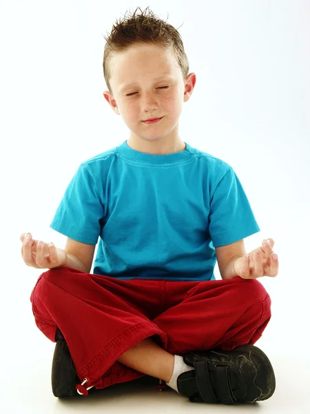 Bambino che si rilassa facendo yoga . — Foto Stock