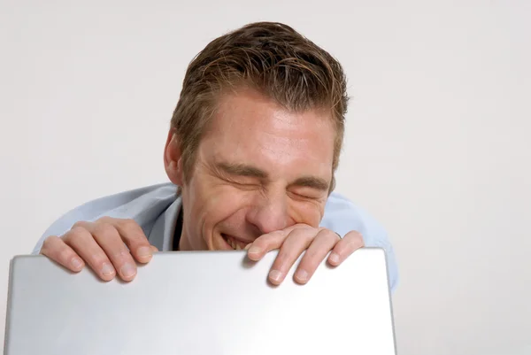 Joven y feliz hombre de negocios trabajando en computer.smiling . — Foto de Stock