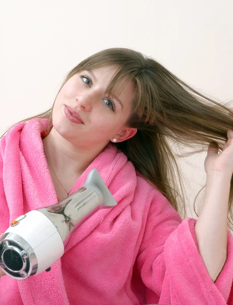 Jovem mulher secando o cabelo após o banho . — Fotografia de Stock