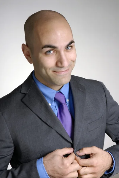 Bem sucedido careca jovem empresário retrato, abotoando seu casaco . — Fotografia de Stock