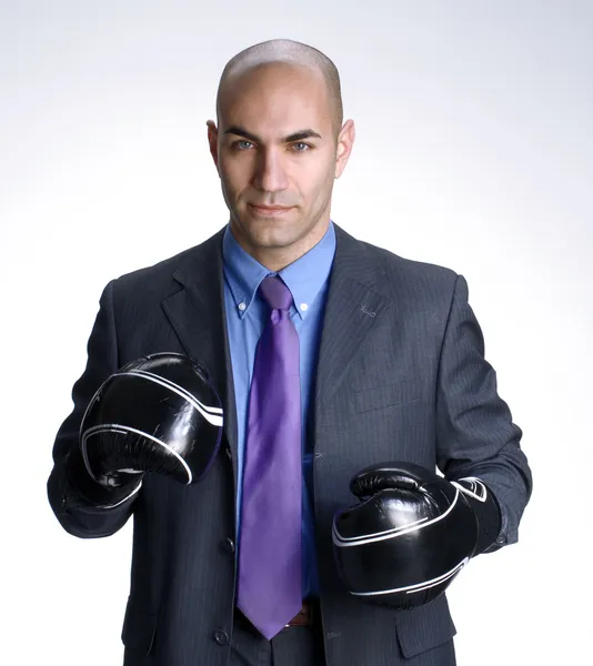 Homem de negócios careca usando luvas de boxe . Imagem De Stock