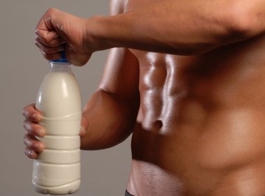 şekilli ve sağlıklı vücut adam süt şişesi holding.