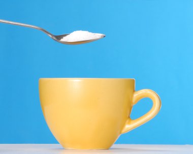 üzerinde sarı bir fincan şeker dökme.