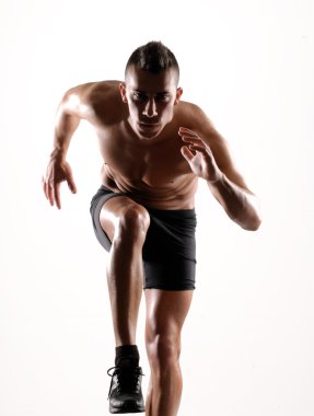 sağlıklı ve fitness adam beyaz arka plan üzerinde çalışan.