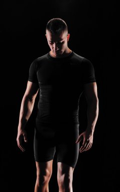 Spor fitness erkek portre siyah arka plan üzerine.