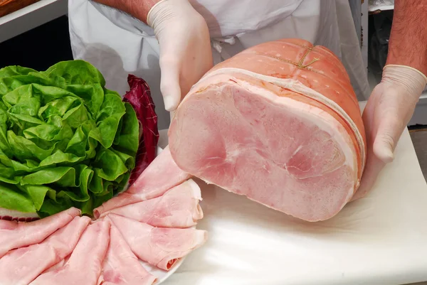 Snijden en voorbereiden van prosciutto-ham. — Stockfoto