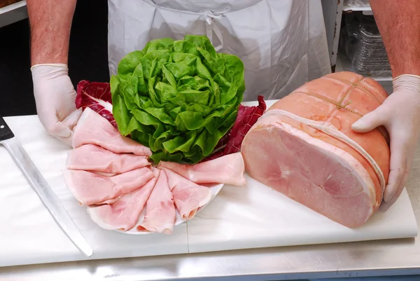 Slicing and preparing prosciutto ham. — Stock Photo, Image