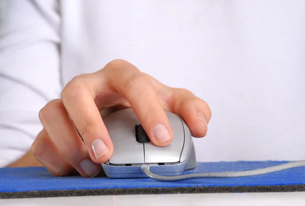 Mână făcând clic pe mouse-ul computerului . — Fotografie, imagine de stoc