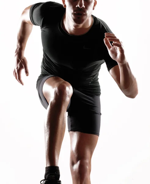 Hombre sano y fitness corriendo sobre fondo blanco . — Foto de Stock