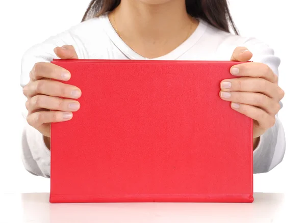 Mujer joven sosteniendo un libro rojo . — Foto de Stock