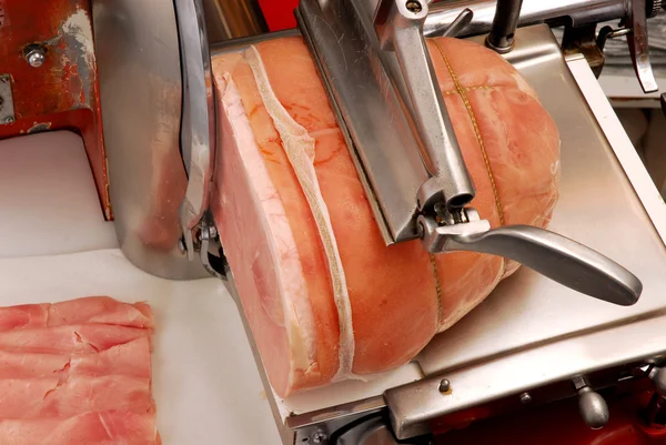 Ham slicer dan ham prosciutto di sebuah gudang . — Stok Foto