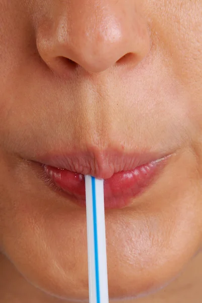 Vrouw drinken met behulp van een rietje drinken. — Stockfoto