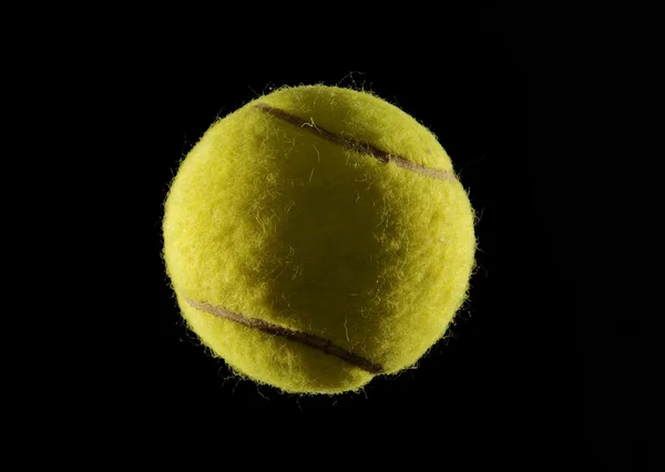 Теннисный мяч на черном фоне . — стоковое фото