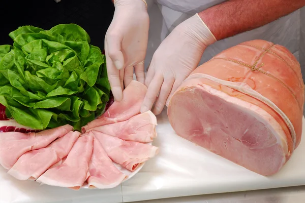 Slicing and preparing prosciutto ham. — Stock Photo, Image