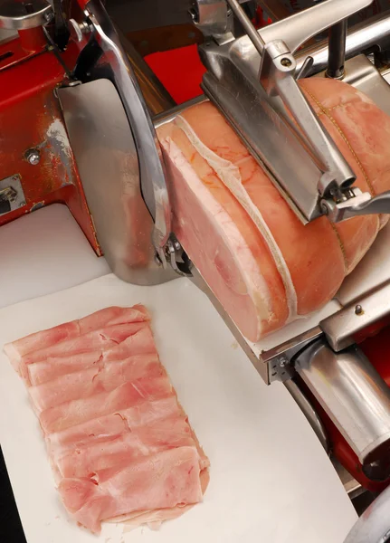 Ham slicer en prosciutto-ham in een magazijn. — Stockfoto