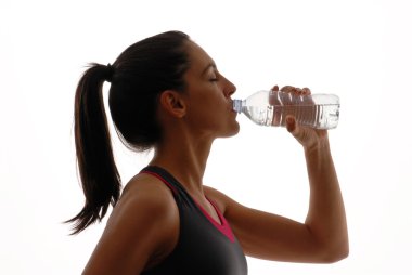 spor giyim ve içme suyu giyen genç bir kadın portresi