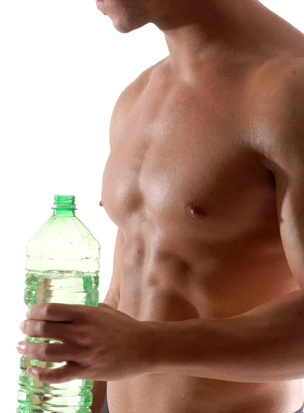 Kształt i zdrowe ciało człowiek trzyma butelkę wody mineralnej. — Zdjęcie stockowe