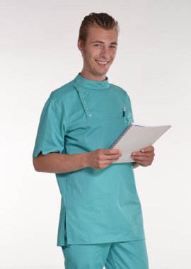 Beyaz arka plan üzerinde bir defter tutan genç sağlık profesyonel doktor.