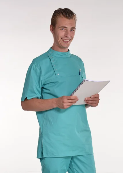 Dokter profesional perawatan kesehatan muda memegang sebuah buku catatan dengan latar belakang putih . — Stok Foto