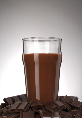 taze çikolata meşrubatının çikolata sopa üzerinde.