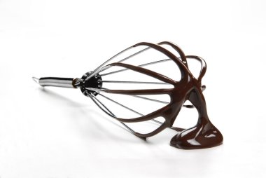 beyaz zemin üzerine mikser ve çikolata detay.