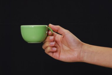 bir bardak tutan bir youg el.