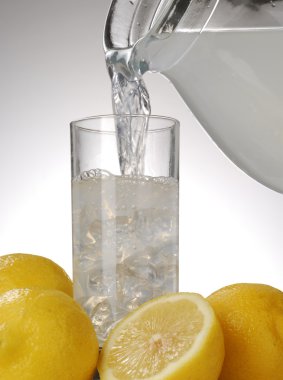 yağan taze limonata cam üzerine limon.