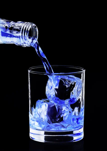 Pouring a drink and ice cubes. — Stockfoto