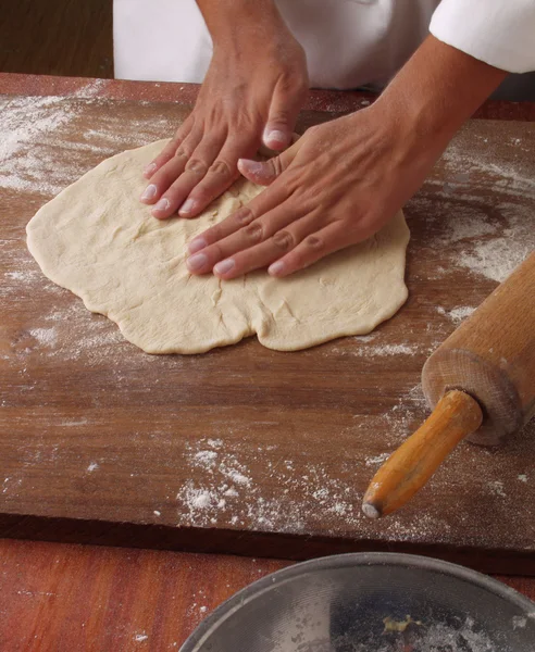 Le mani di uomo impastano la pasta — Foto Stock