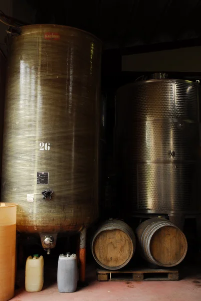 Detalhe de uma sala de barris de fermentação de vinho . — Fotografia de Stock