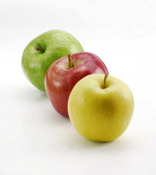 Três maçãs coloridas frescas no fundo branco . — Fotografia de Stock