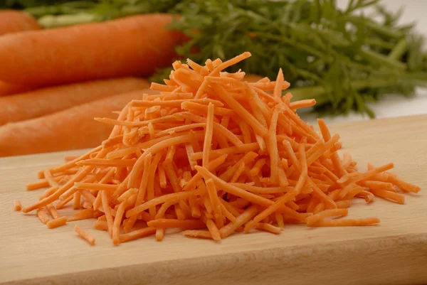 Slicing carrots — Stock Photo, Image