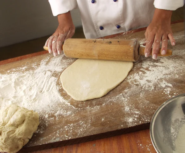 Le mani di uomo impastano la pasta — Foto Stock