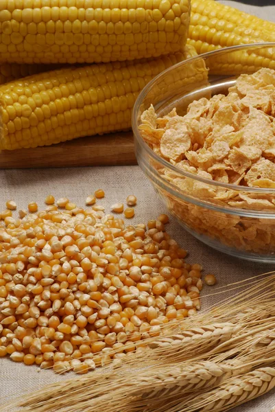 Cereali corn flakes e frutta ingredienti sfondo . — Foto Stock