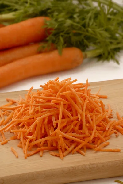 Slicing carrots — Stock Photo, Image