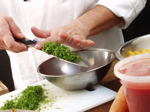 Groenten snijden in de keuken — Stockfoto