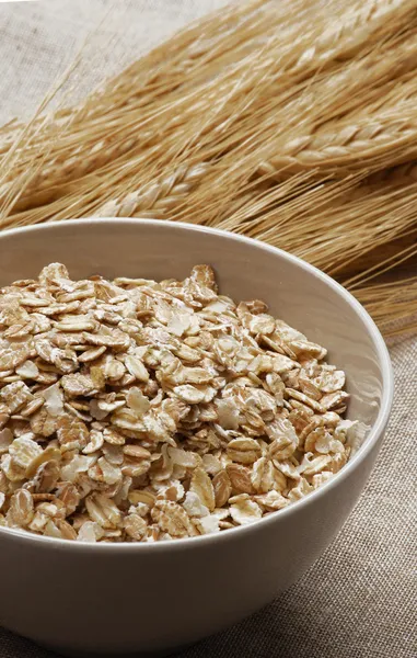 Hojas libres de trigo y germen de trigo en un tazón pequeño —  Fotos de Stock