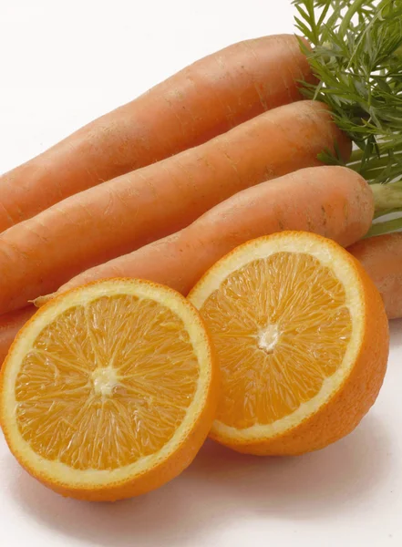 Frische Orangen und Karotten — Stockfoto