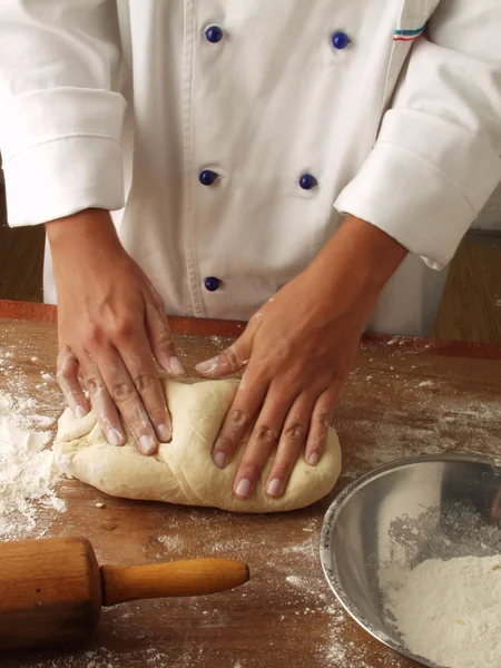 Le mani di uomo impastano la pasta — Foto Stock