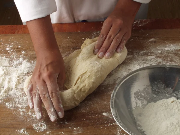 Le mani di uomo impastano la pasta — Foto Stock