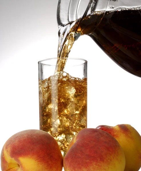 Pouring fresh cold tea — Stock Photo, Image